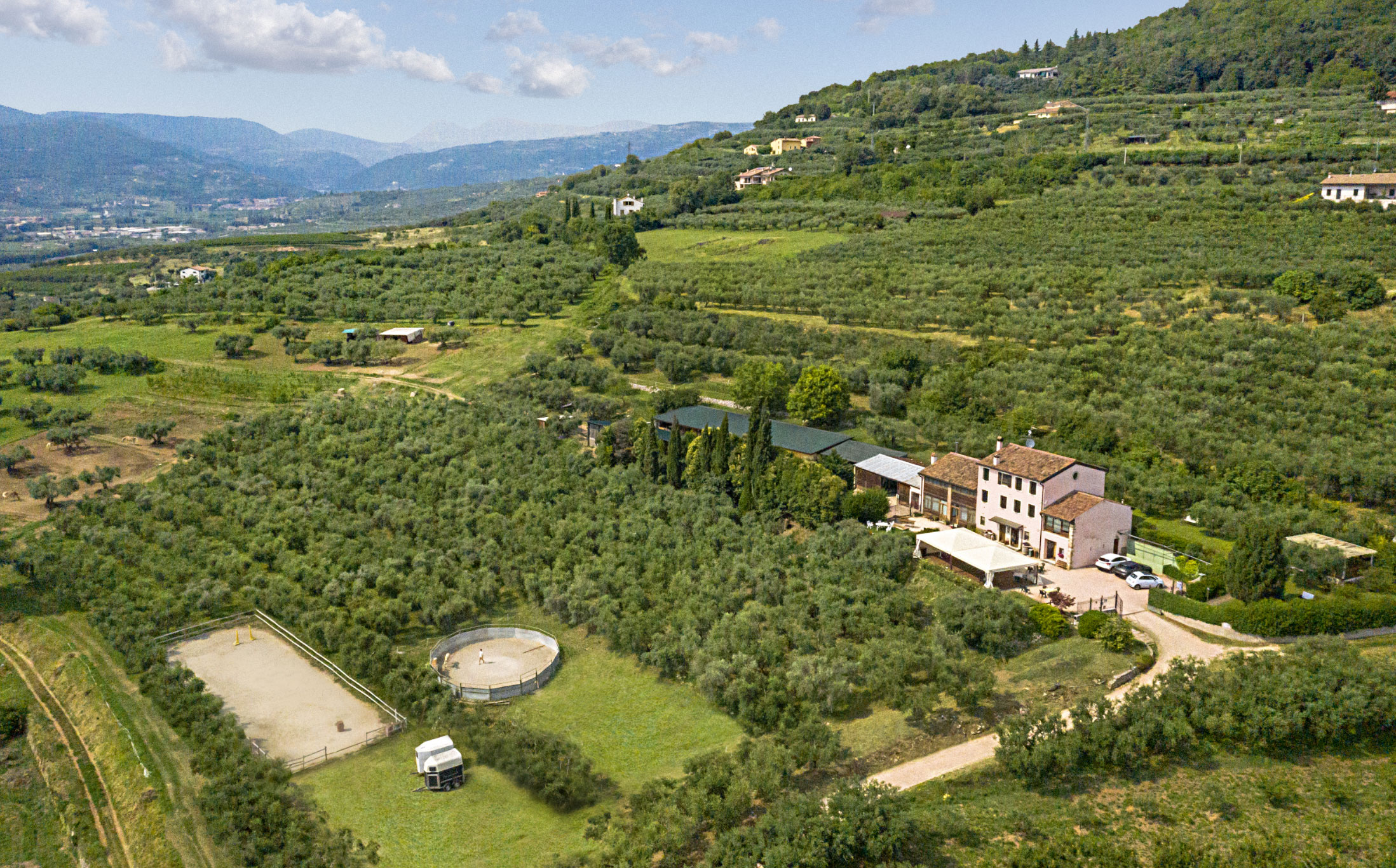 Veduta panoramica dell'agriturismo Casa Rosa sulle colline di Verona, ripresa con un drone dall'alto